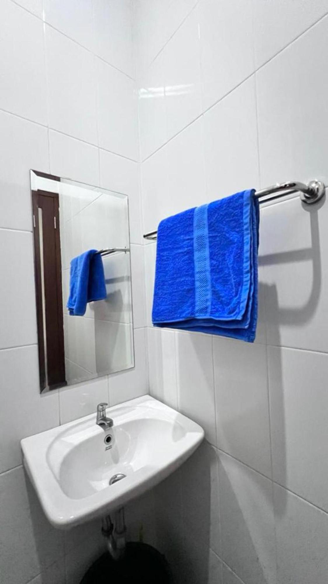 Hens Guesthouse Syariah Gadobangkong エクステリア 写真