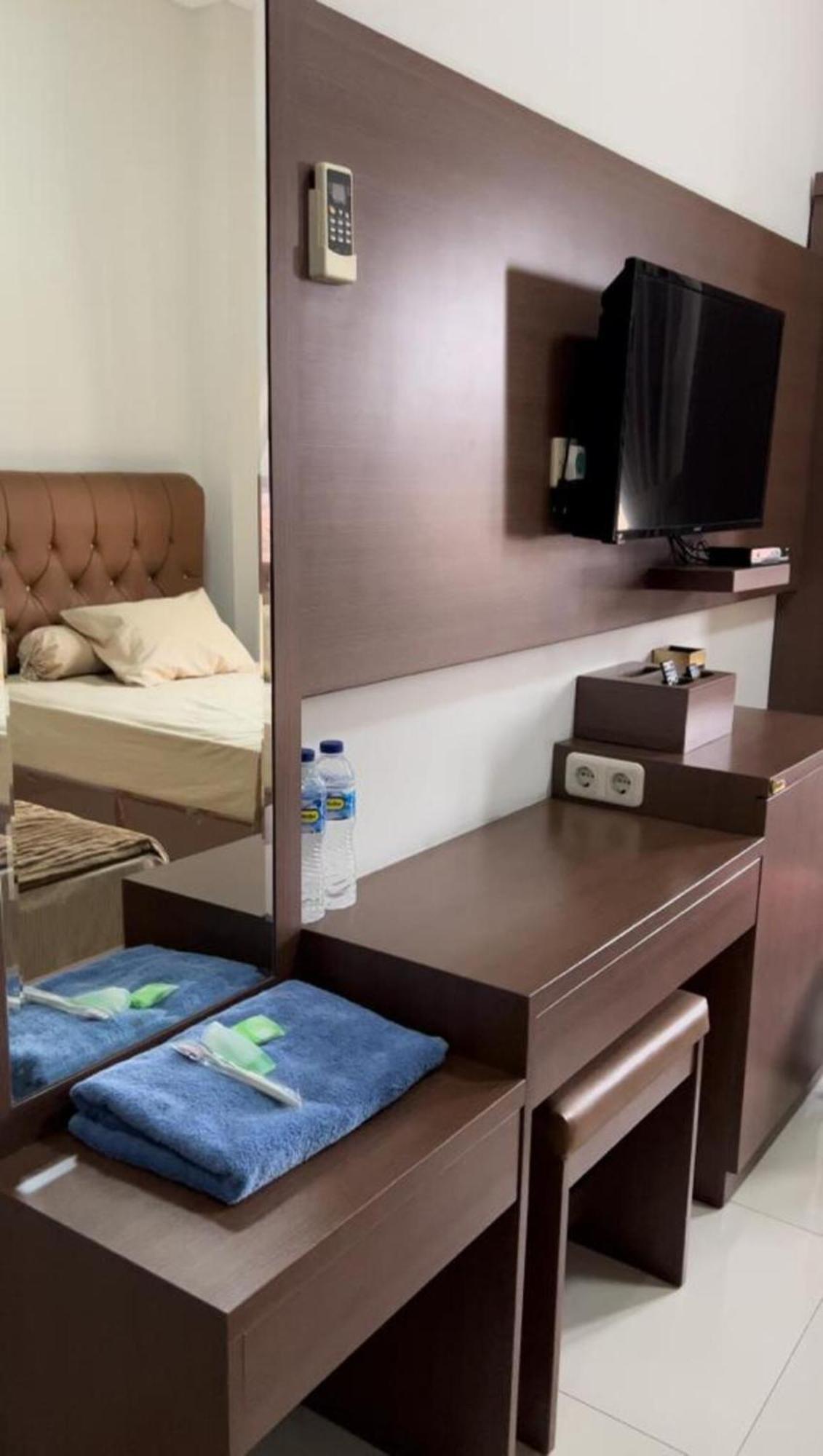 Hens Guesthouse Syariah Gadobangkong エクステリア 写真