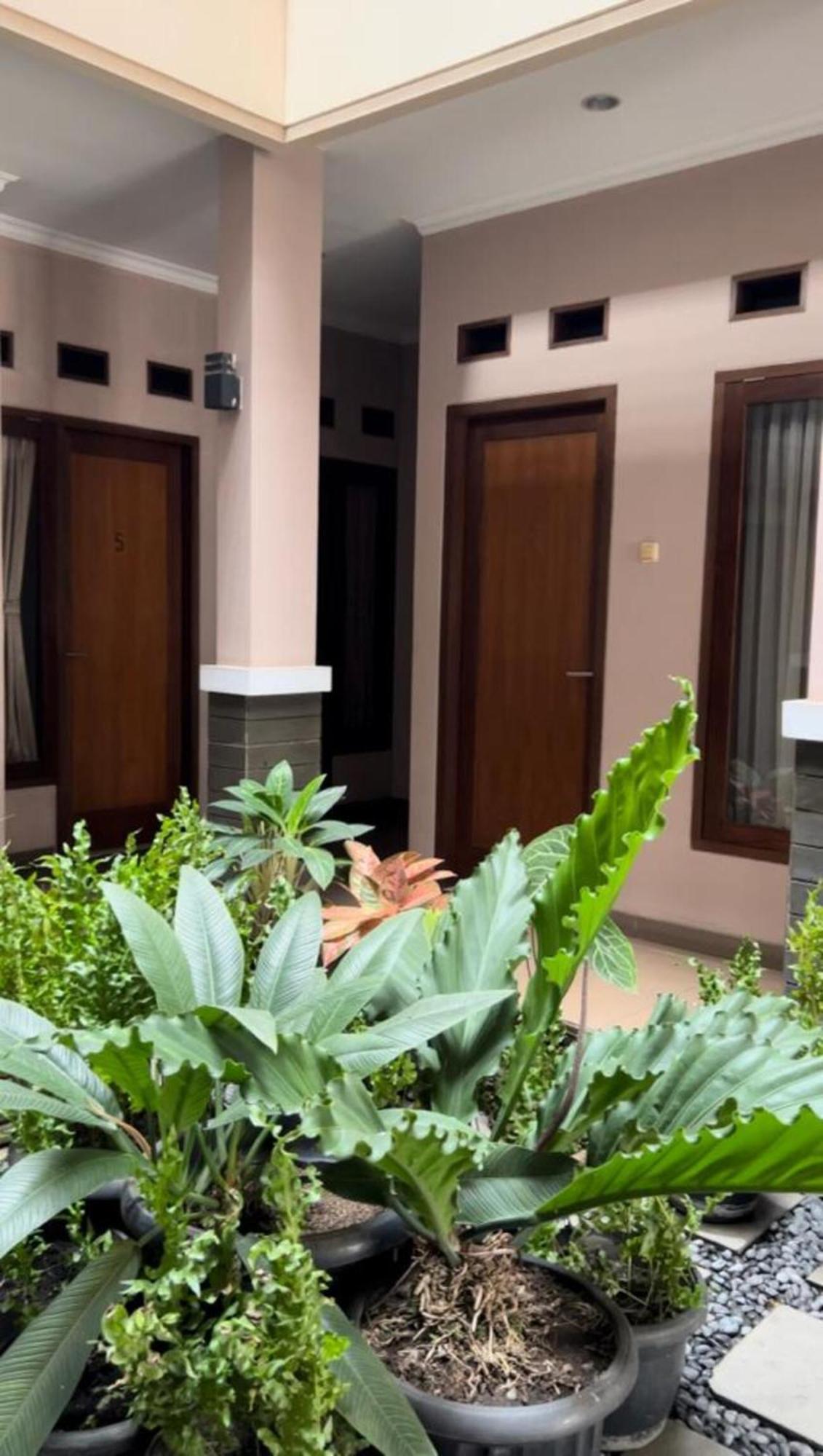 Hens Guesthouse Syariah Gadobangkong エクステリア 写真