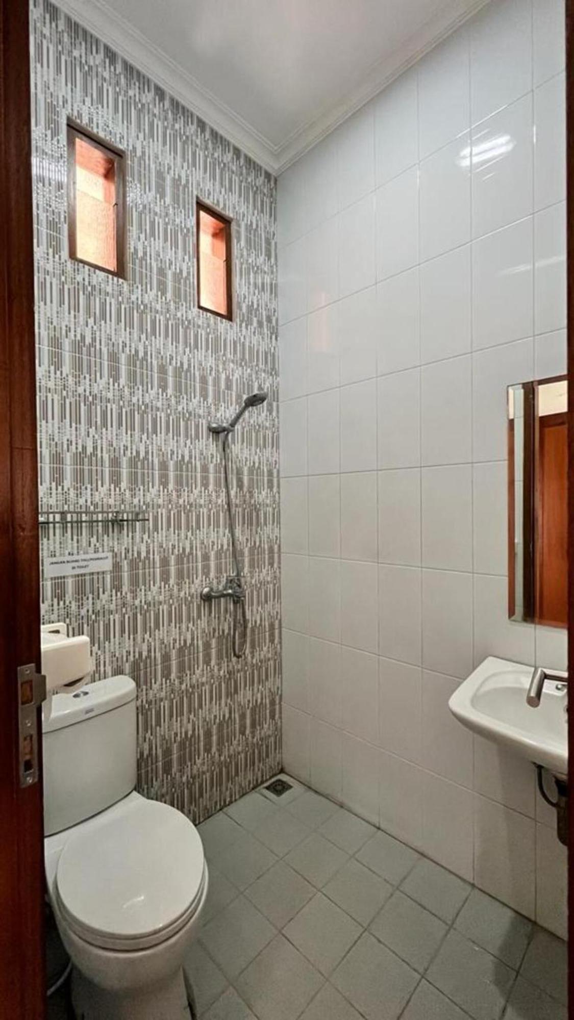 Hens Guesthouse Syariah Gadobangkong エクステリア 写真