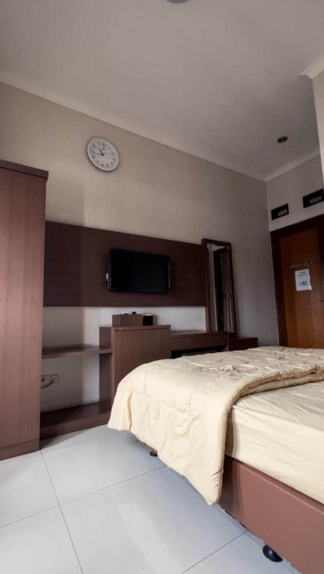 Hens Guesthouse Syariah Gadobangkong エクステリア 写真